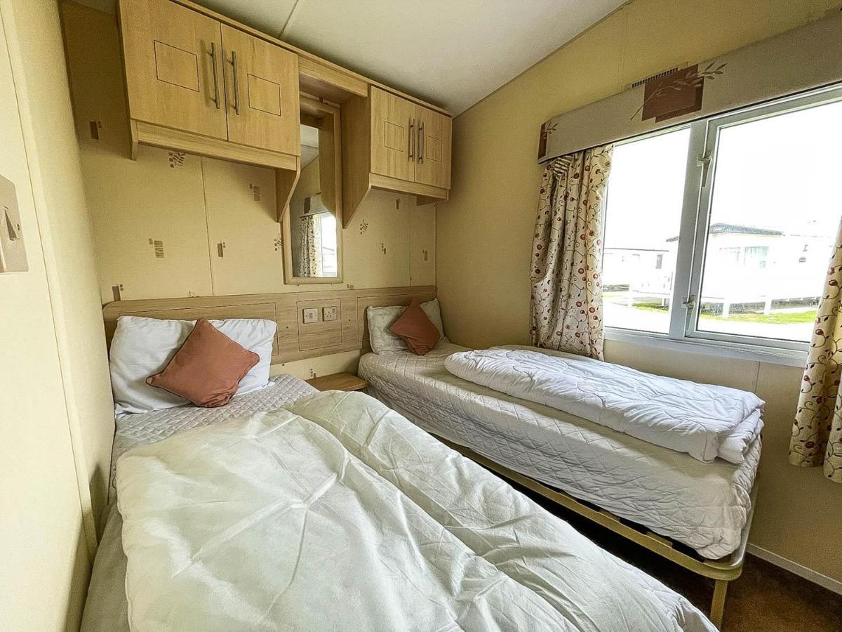 Caravan With Decking At Martello Beach Nearby Clacton-On-Sea Ref 29017Kv Ξενοδοχείο Εξωτερικό φωτογραφία